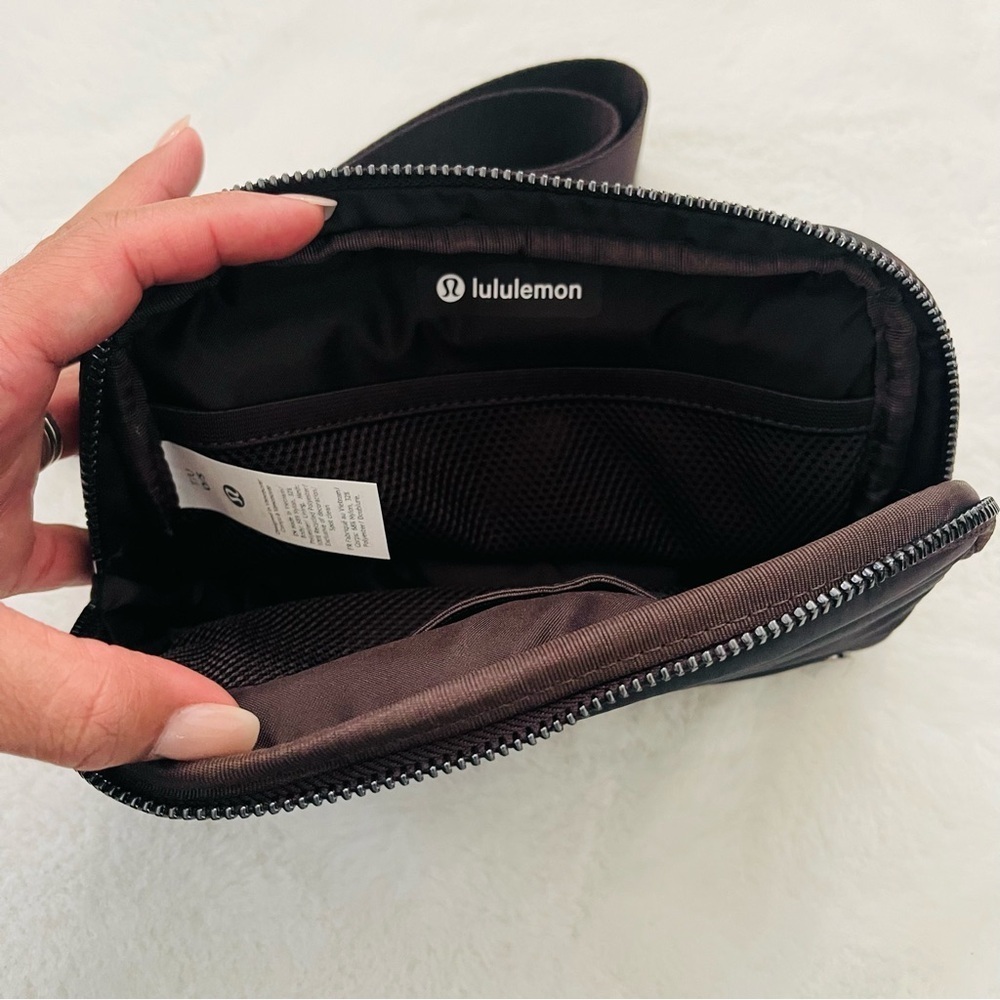 Lululemon Everywhere Belt Bag Wunder Puff Iridescent - Picture 8 of 12